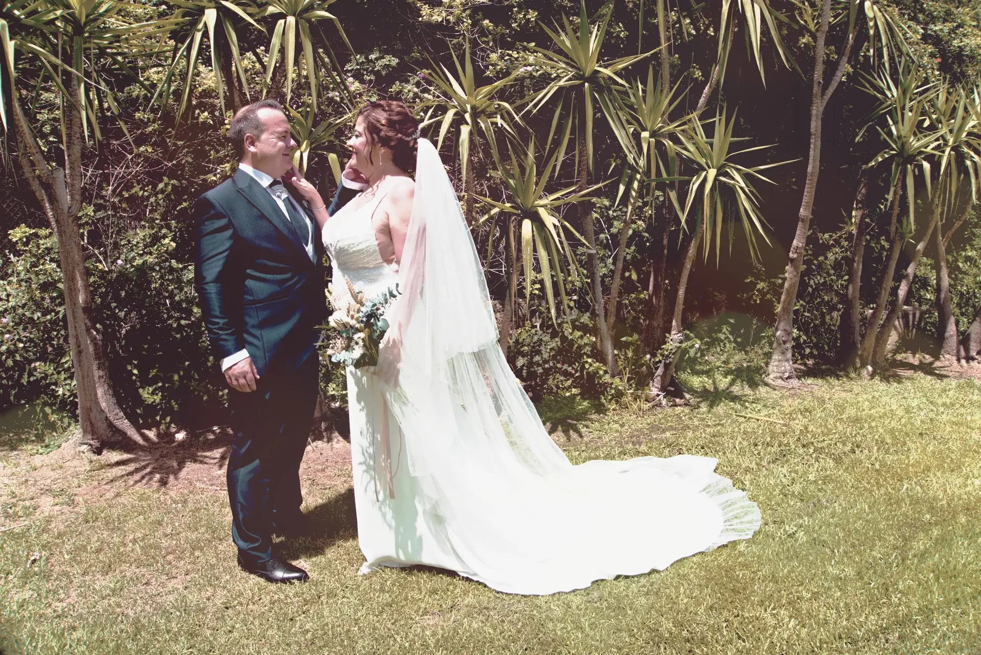 Retrato de los novios en el jardín