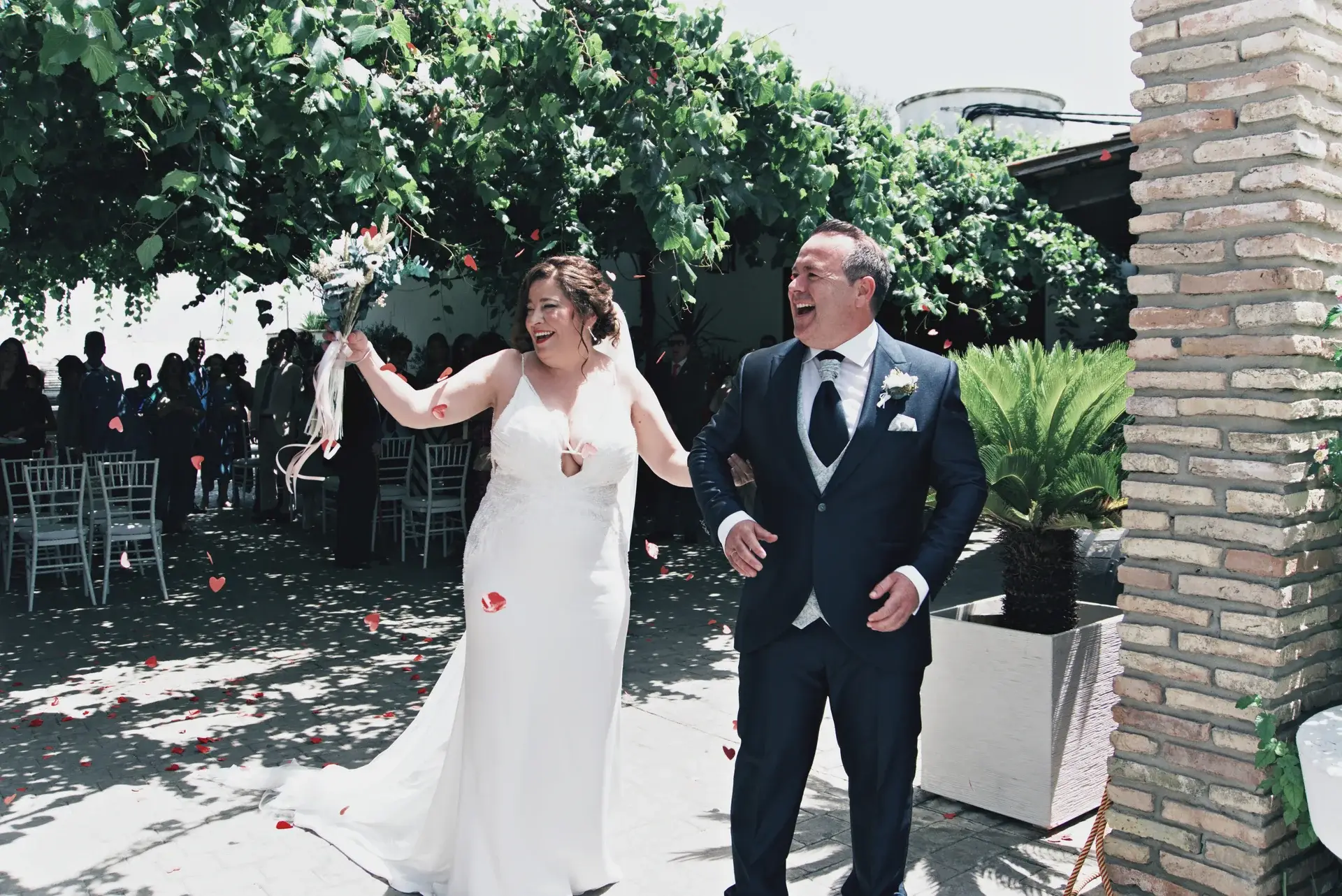 Novios celebrando la salida de la ceremonia
