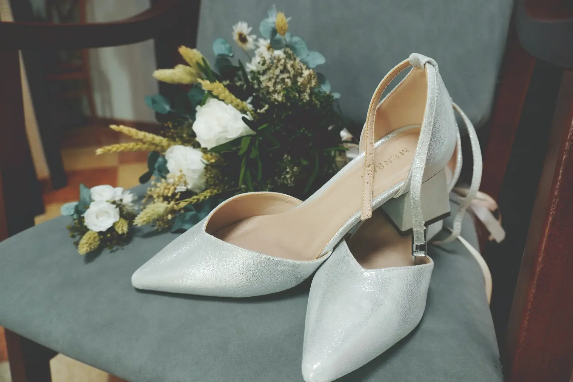 Zapatos de novia y ramo de boda